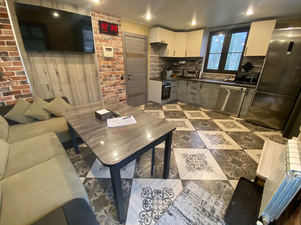 Современный новый дом с баней и банным чаном и бассейном