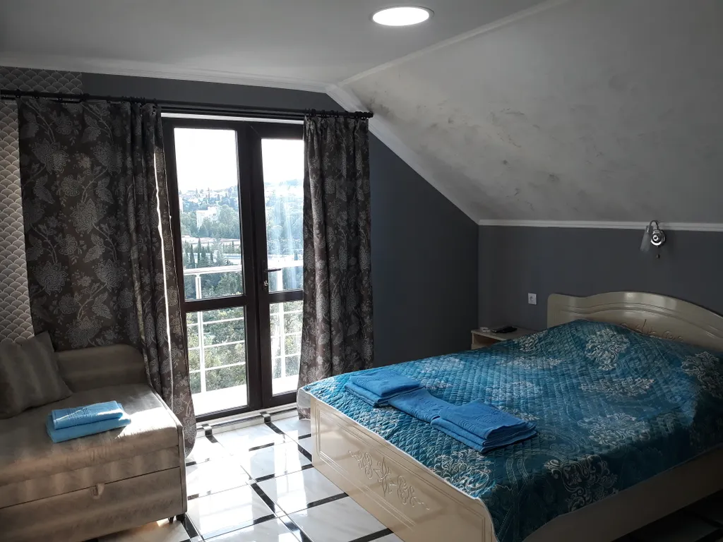 Комната в доме с балконом