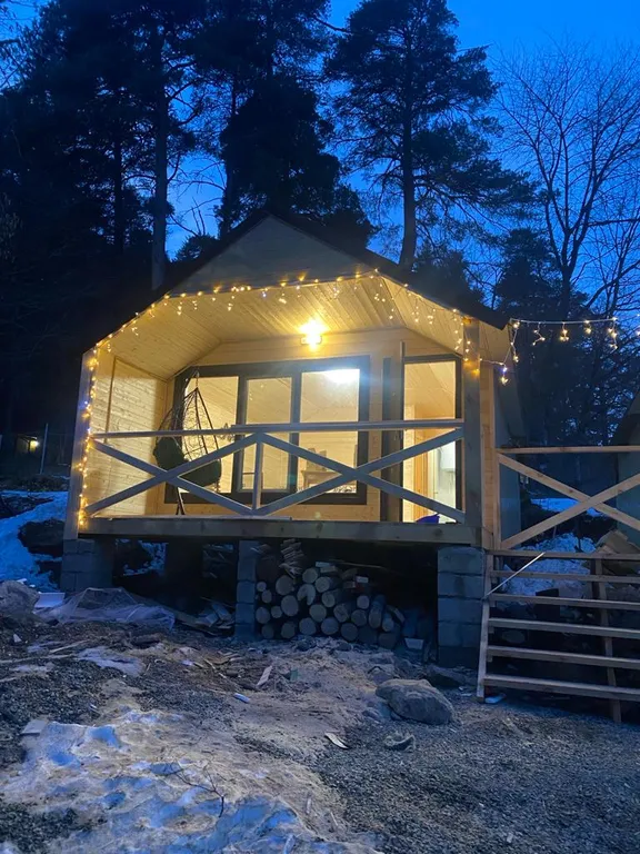 Уютный деревянный дом с великолепным видом на лес и горы