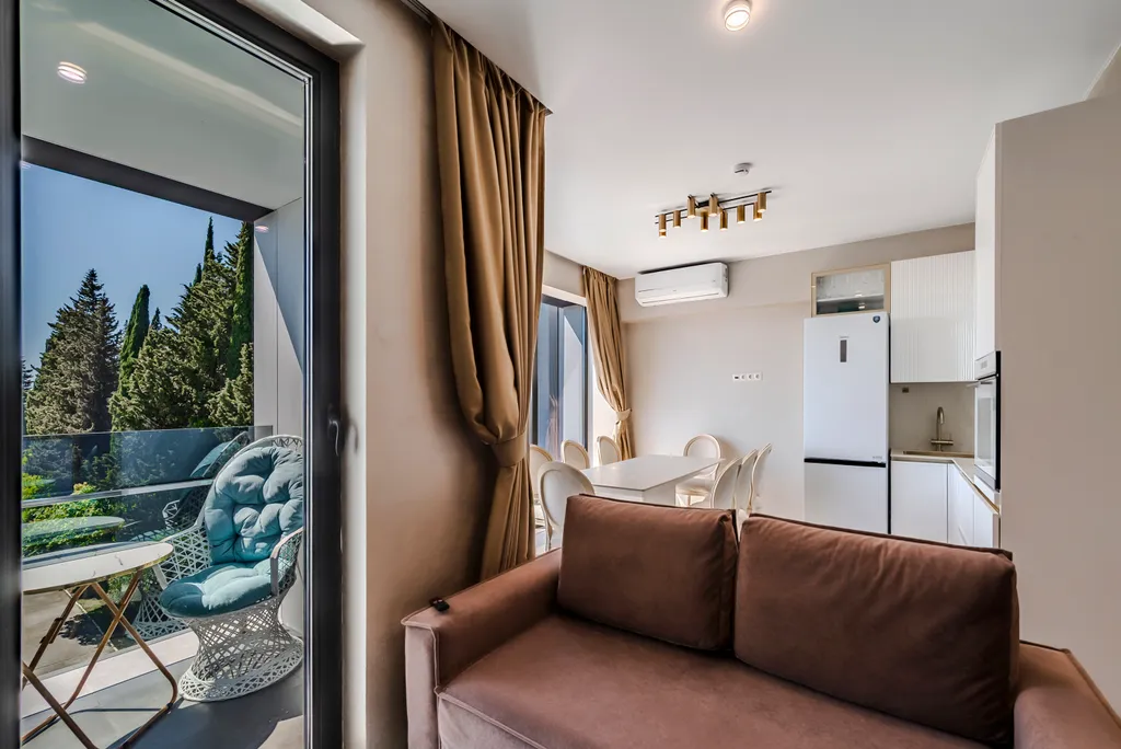 Двухэтажный апартамент с круглогодичным бассейном и залом