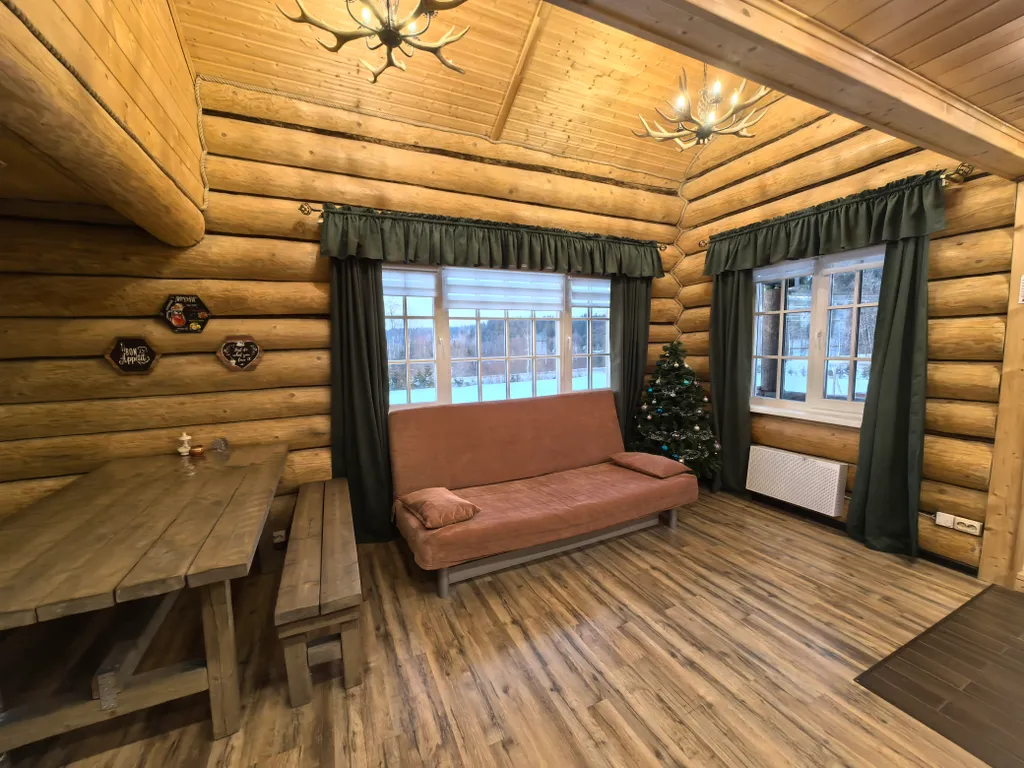 Дом из рубленого бревна с камином