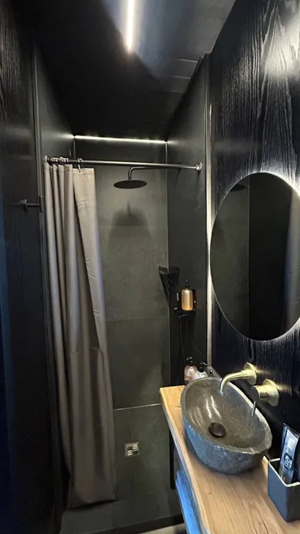 Дом на скале с панорамными окнами на реку Вуоксу