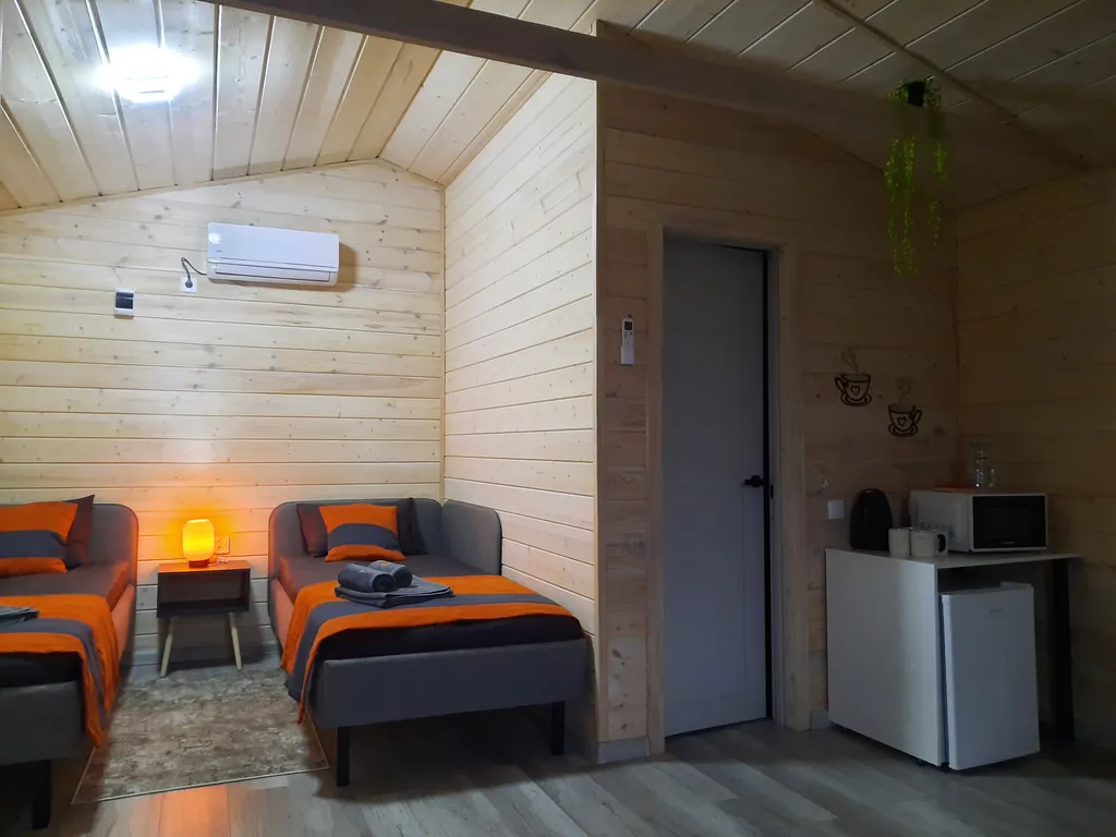 Уютный четырёхместный Домик де-люкс с отдельными кроватями