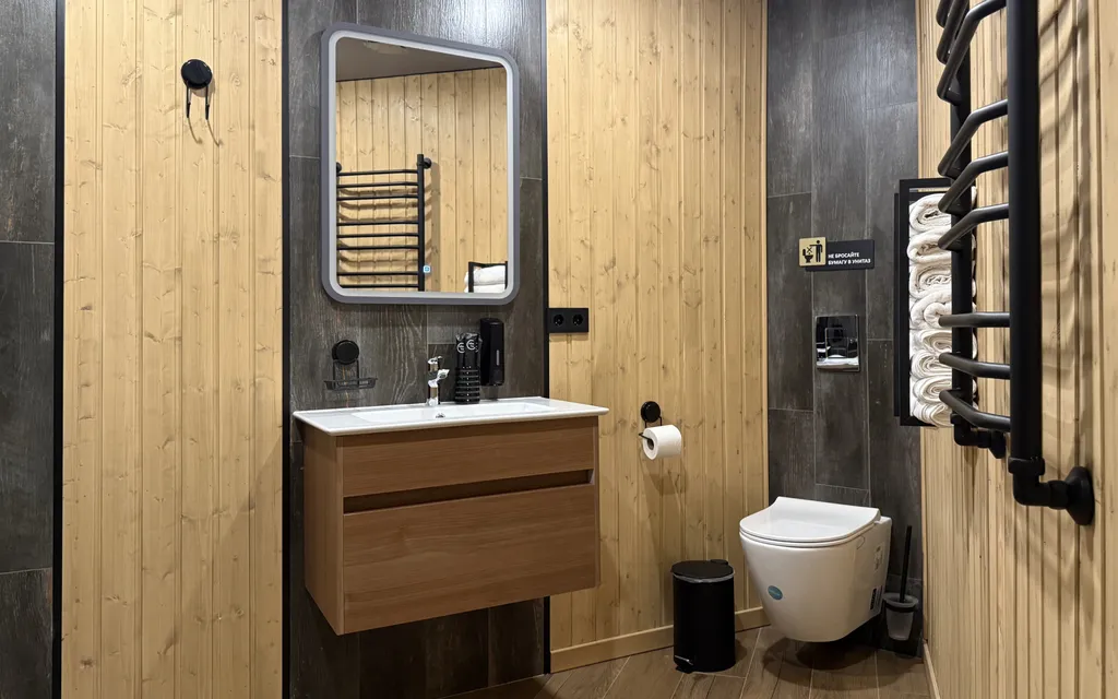 Номер на берегу реки