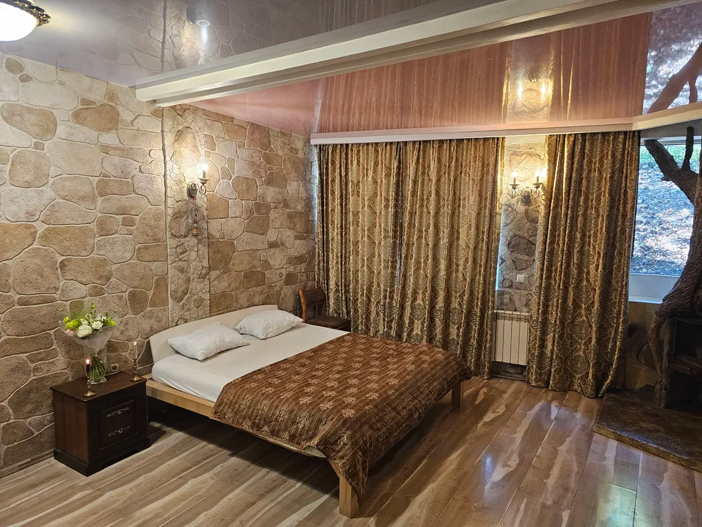 Коттедж Дом в лесу с каминным деревом внутри — аренда посуточно в Гаспра