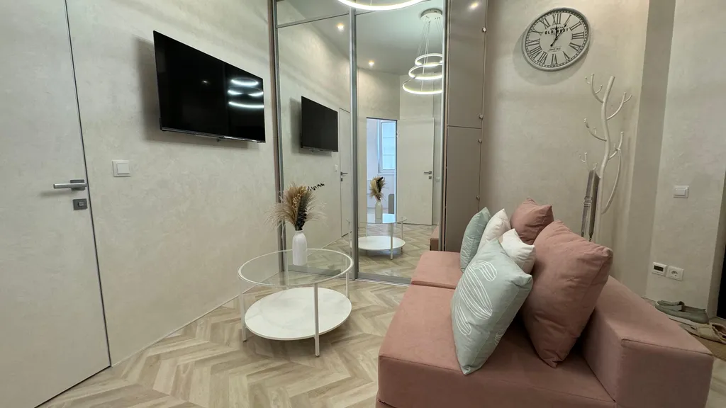 Евротрехкомнатный апартамент с балконом на первой линии