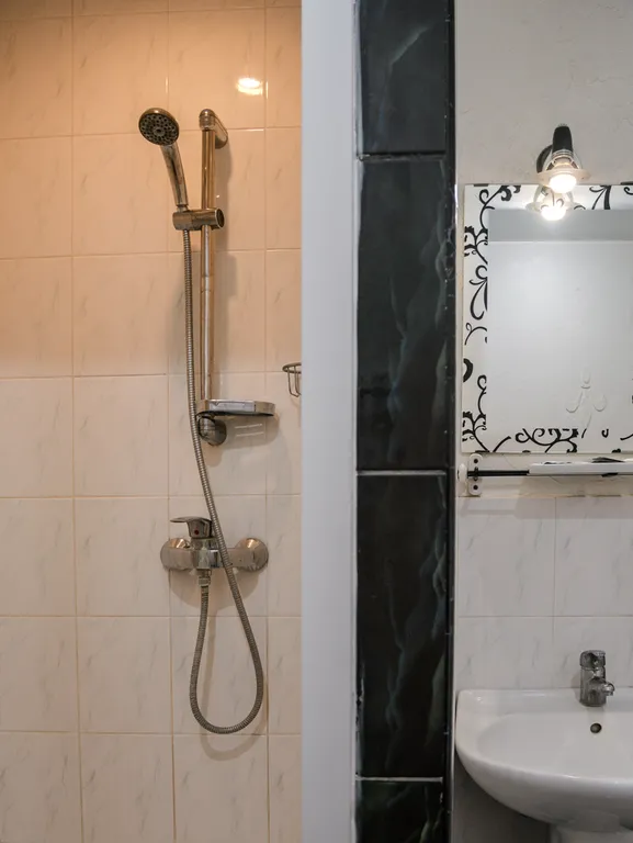 Комната с одной двуспальной кроватью в коттедже