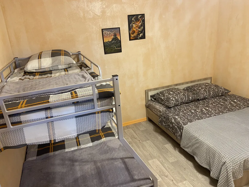 Дом в черте города в сосновом лесу