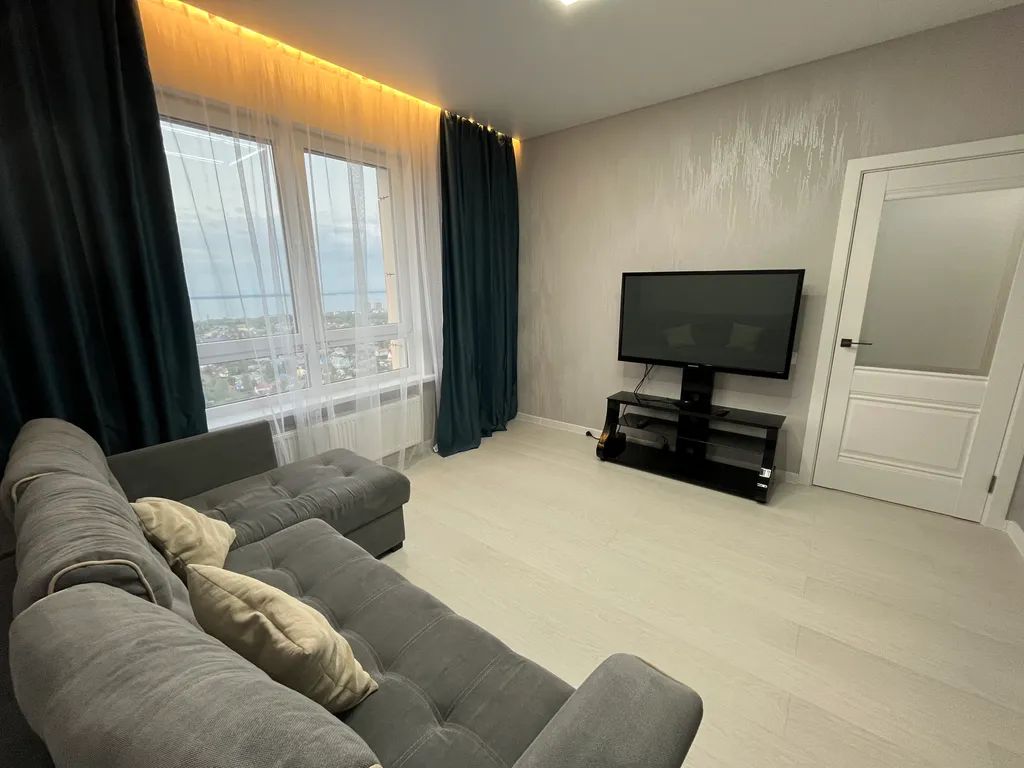 Квартира с панорамным видом на город и озеро на 20-ом этаже