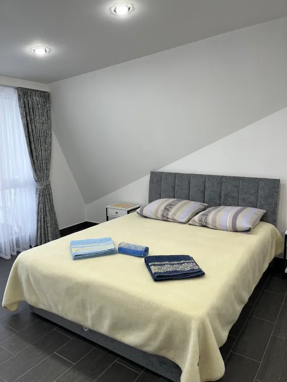 Эллинг на берегу моря