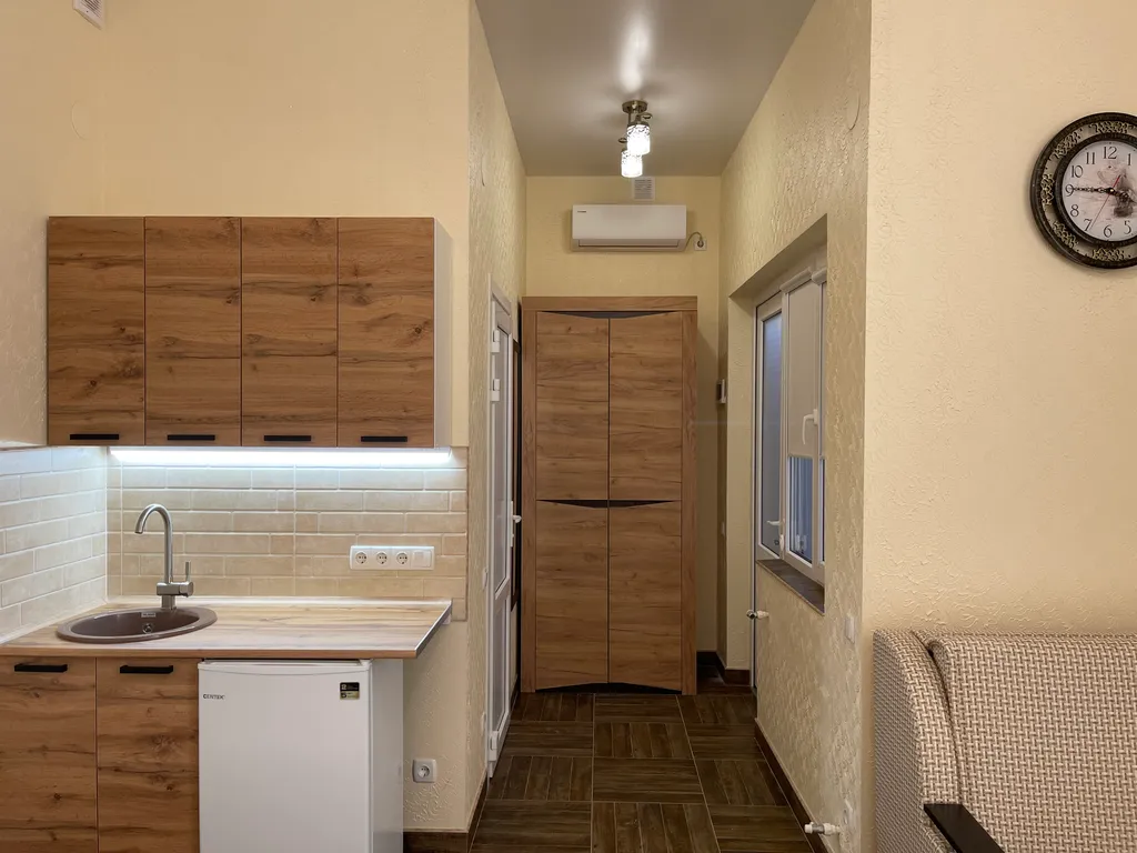 Комфортные апартаменты - студия, с кухней, на первом этаже