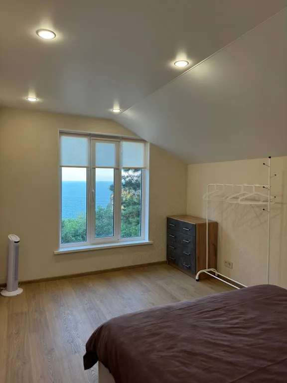 Современный коттедж на скале