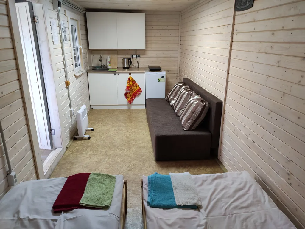 Домик с большой терассой на берегу озера