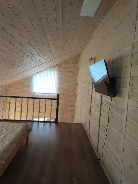 Просторный деревянный коттедж половина дома 2 этажа 4Л