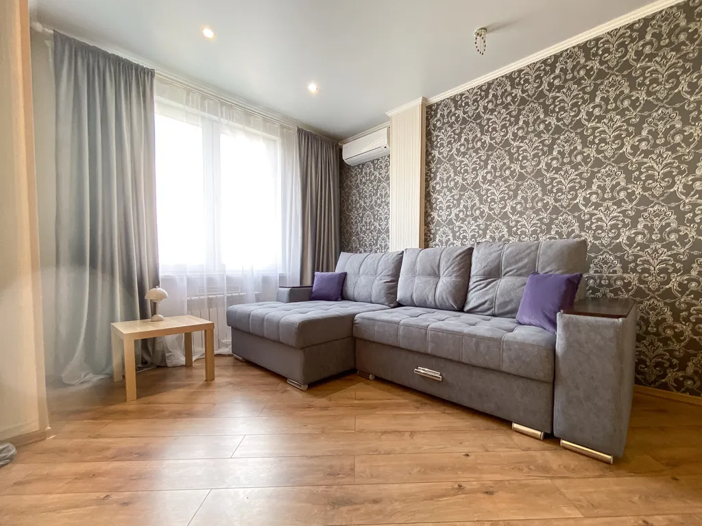 Двушка с камином и видом на реку у ТЦ Аквамолл