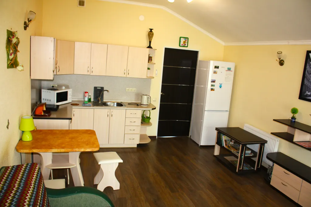 Семейный апартамент с зеленым патио у моря