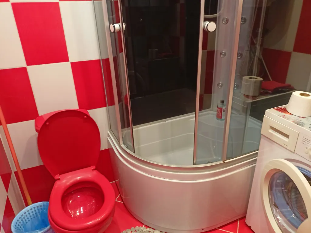 Домик, банька, чан, на берегу реки Белой