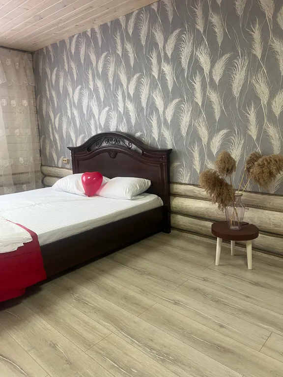 Уютный бревенчатый двухэтажный дом