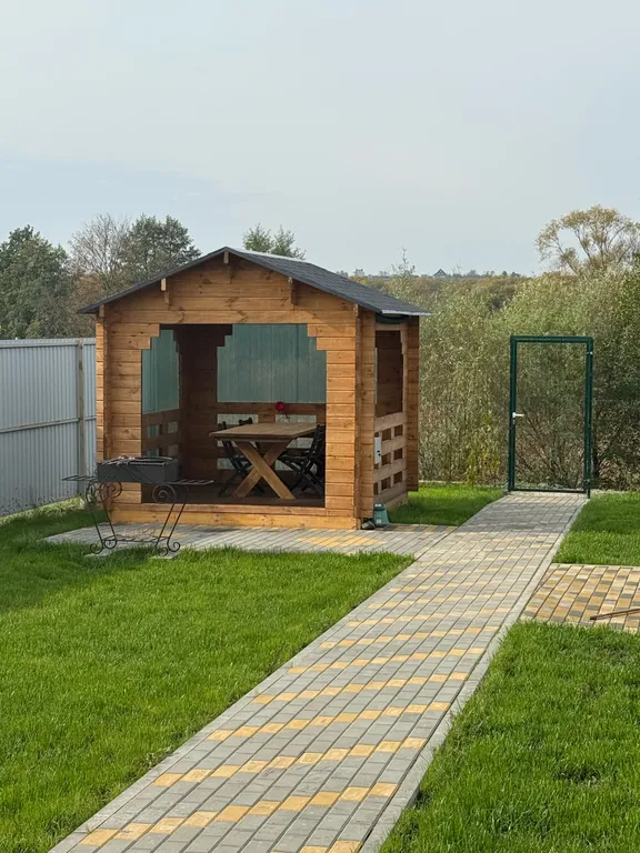 Уютный дом на берегу реки