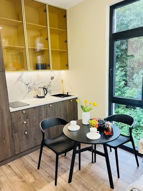 Апартаменты с балконом и бассейном на территории