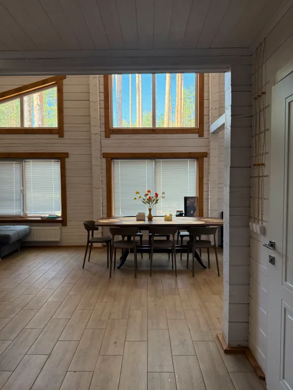 Белый дом и сосны