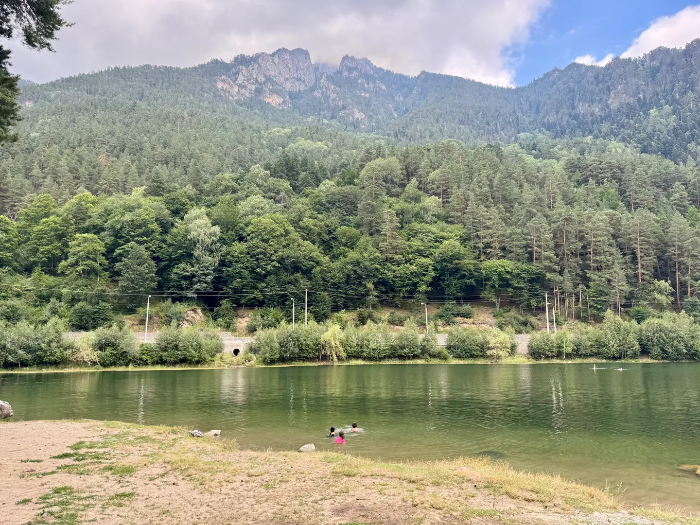 У дома озеро «Кара-Кель»