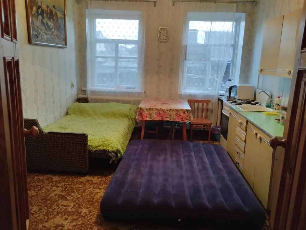 Деревенский домик с парковкой для большой и маленькой компании. Кругло