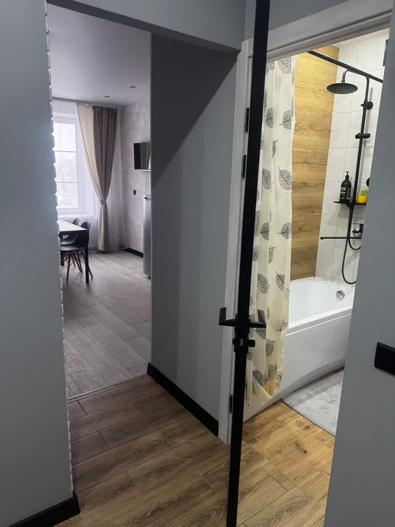 Большая Уютная 1-комнатная квартира,своя парковка,рядом магазин,центр