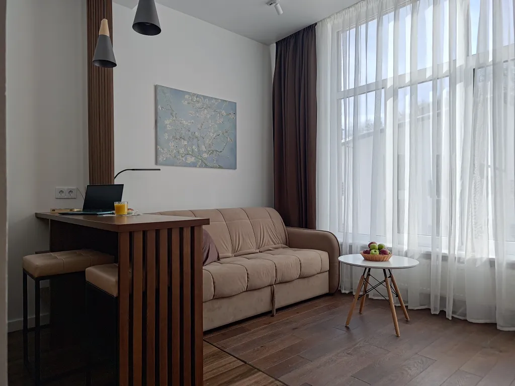 Студия с панорамным окном в окружении леса