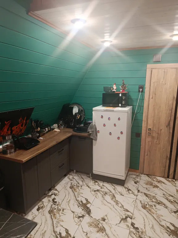 А-фрейм в лесу с баней из бревна липы и горячий чан