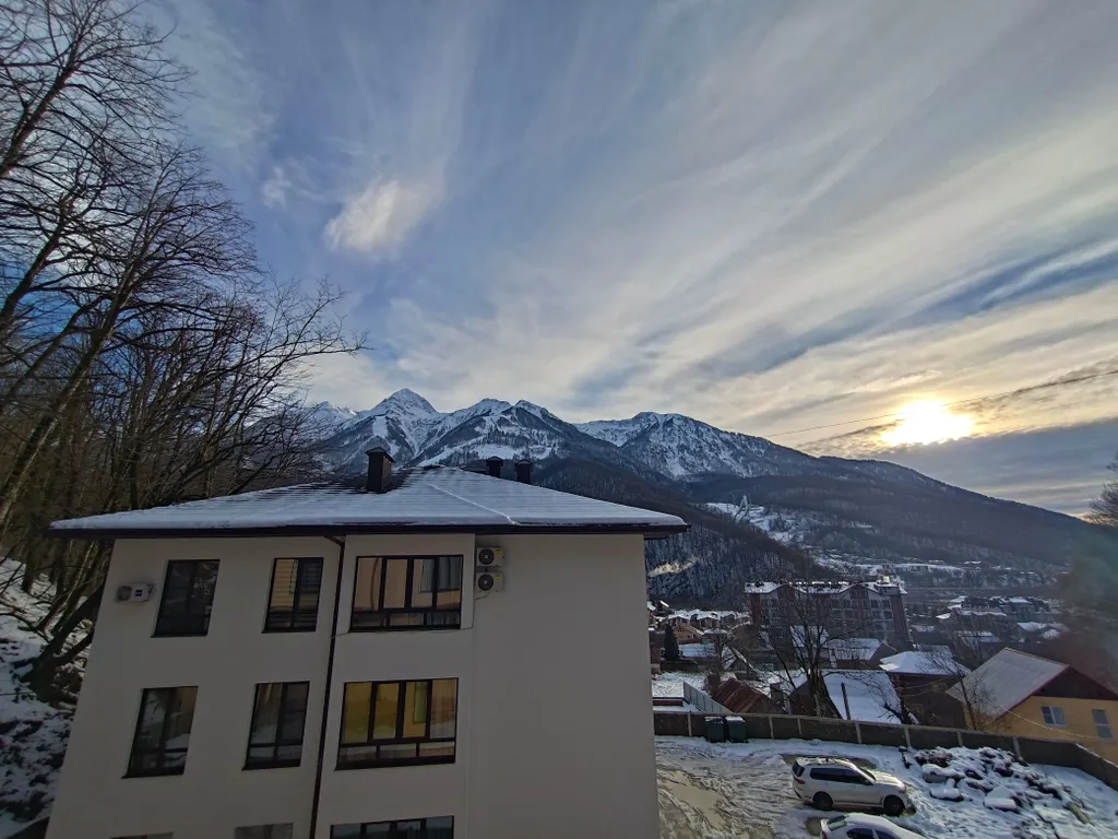 Дизайнерский апартамент с балконом в окружении леса