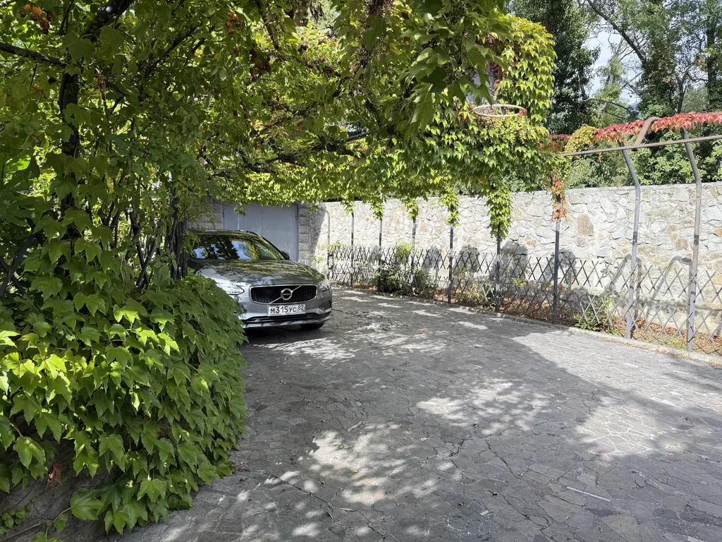 Дом с теплым бассейном у моря в Ялте