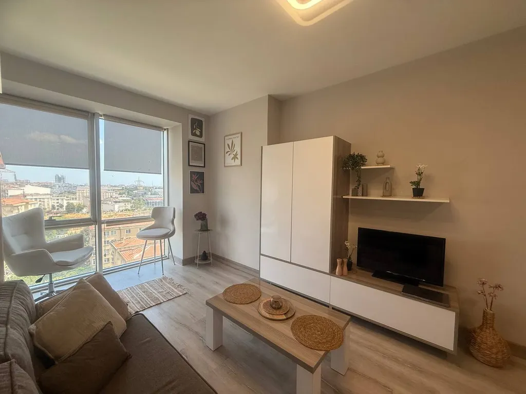 Studio apt with pool and gym near metrobus station