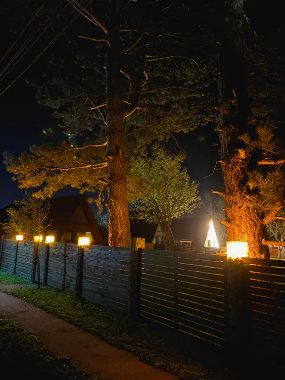 Дом афрейм с видом на горы и пруд