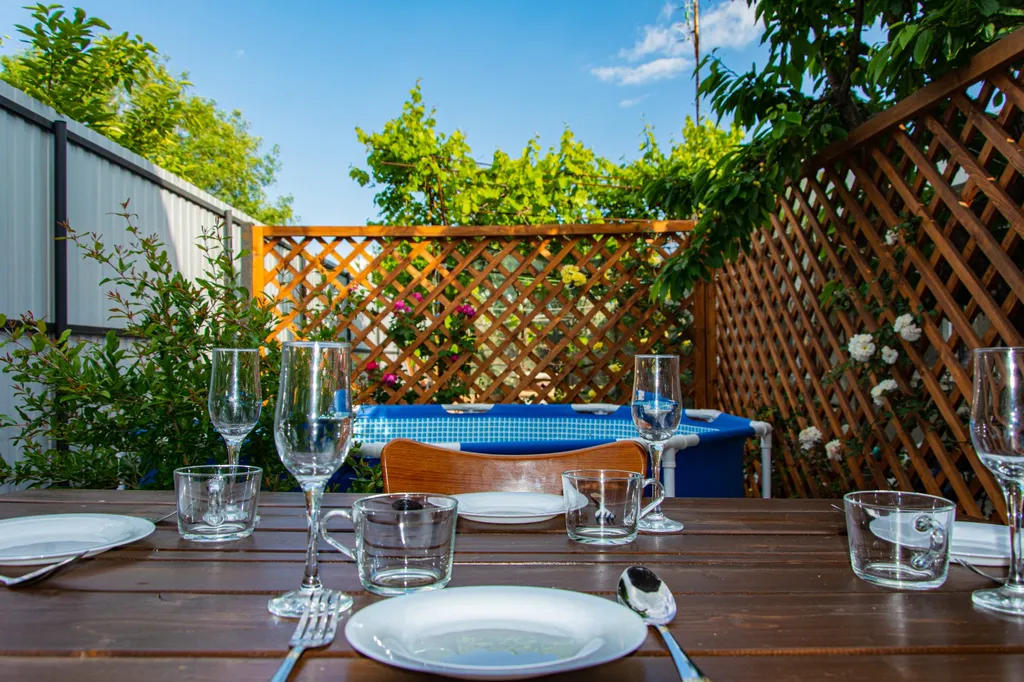 Деревянный экодом в идеально чистом месте