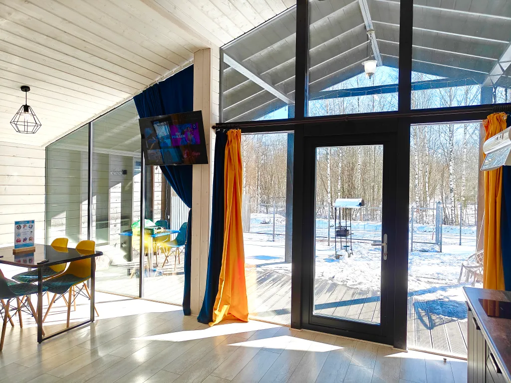 Панорамный коттедж с сауной у леcа