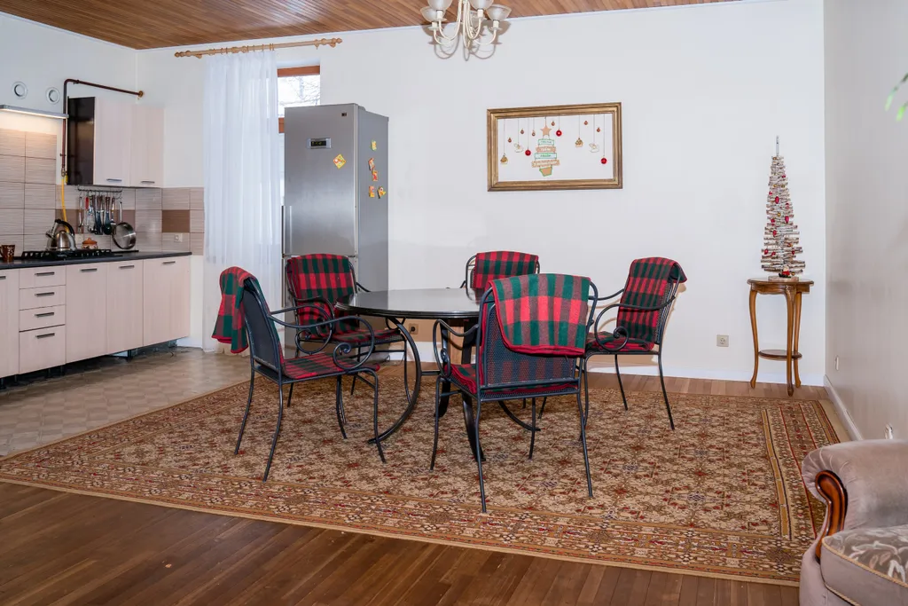 Уютный дом в окружении леса