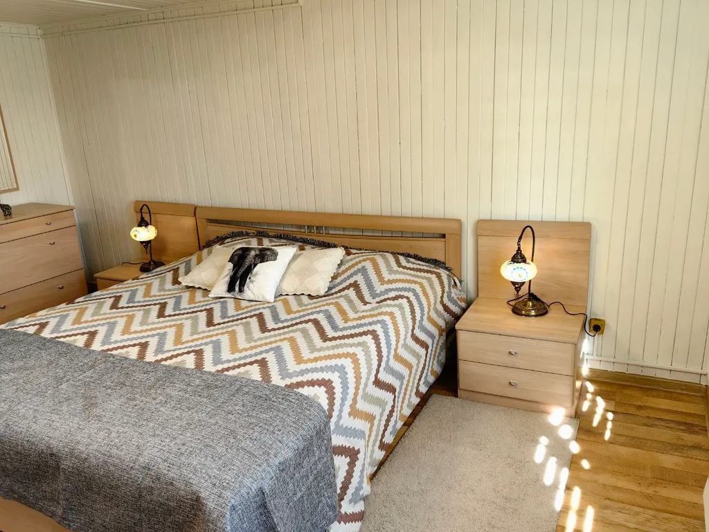 Дом с финской сауной внутри дома с большой беседкой и барбекю