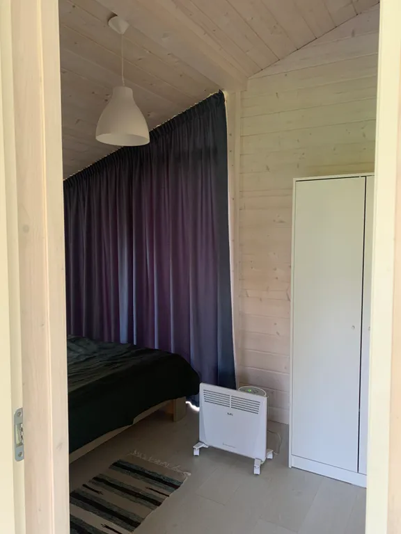 Дом с панорамными окнами в окружении леса