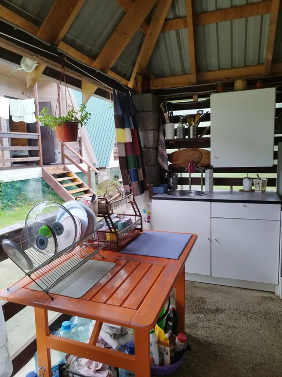 Деревянное шале с видом на море