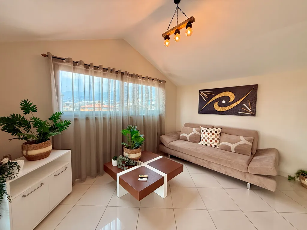 Двухуровневые апартаменты с видом на море и горы