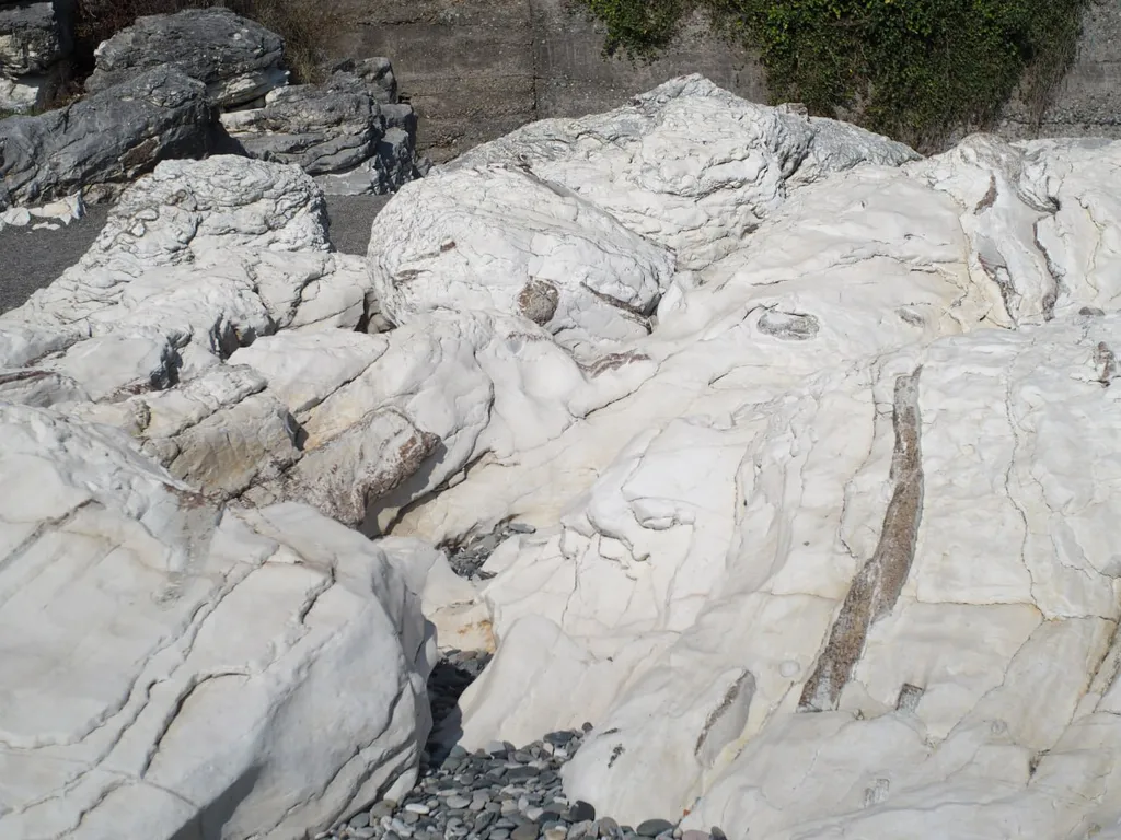 Дом на скалах с видом на море