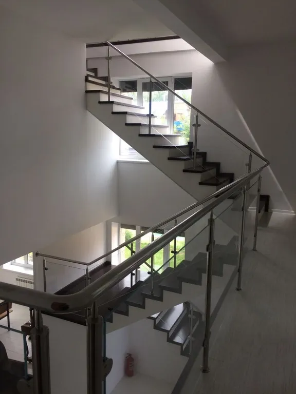 Трехэтажный коттедж с бассейном на берегу Волги