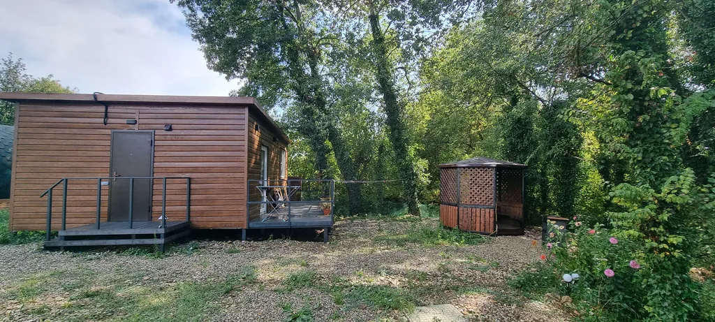 Уютный дом у реки с беседкой и верандой