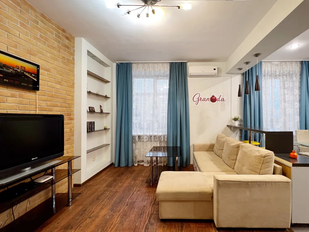 Уютная двухкомнатная квартира в центре с видом на Театральную Площадь