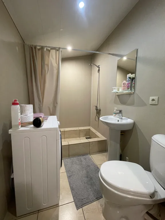 Небольшой уютный дом рядом с пихтовым лесом