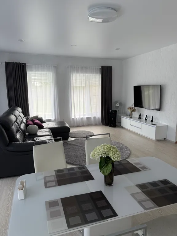 Дом на берегу реки с баней