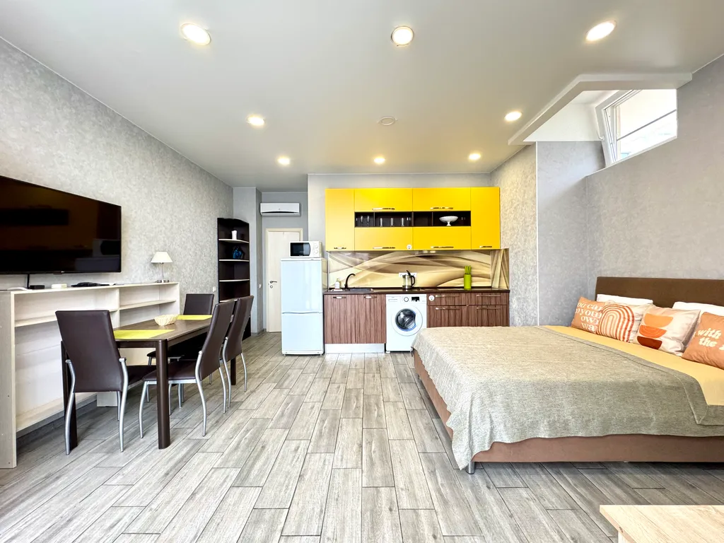 Просторная студия с террасой на первой линии