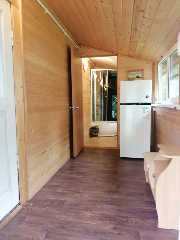 Дом на берегу с баней и лодкой