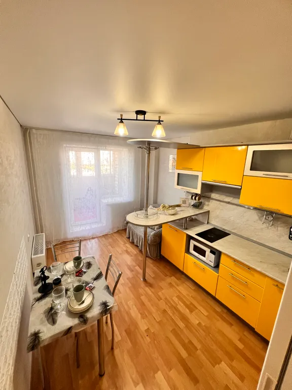 Уютная современная и просторная квартира с большой кухней